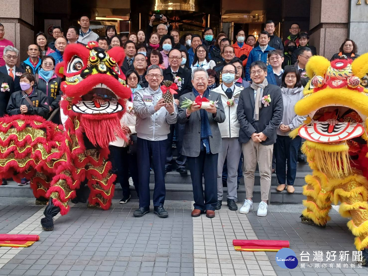桃園市王副市長與敏盛集團楊總裁共同接下舞獅的菜頭與鳳梨象徵著敏盛智醫城好彩頭。<br />
