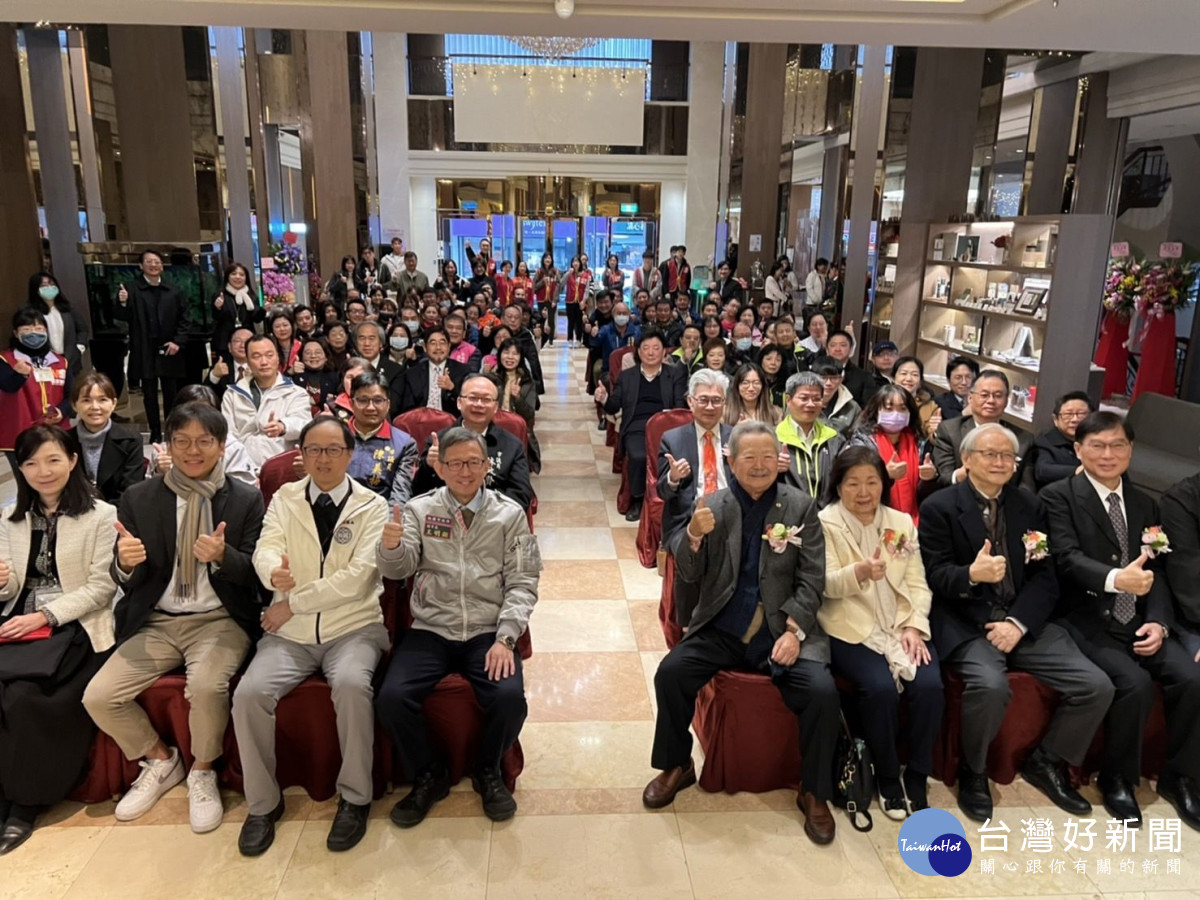 大合照(左起余依靜副局長、周柏吟局長、劉宜廉局長、王明鉅副市長、楊敏盛總裁伉儷、林宗熙副總裁陳文)。<br />
