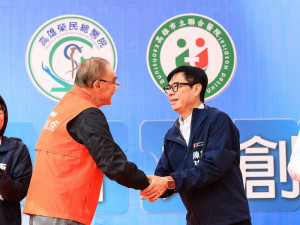 ▲高市各大醫院聯手提供最優醫療服務，退輔會主委馮世寬特地南下出席活動。
