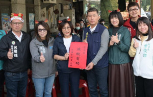 ▲高市議長康裕成化身聖誕姐姐，慰勞清潔隊員。