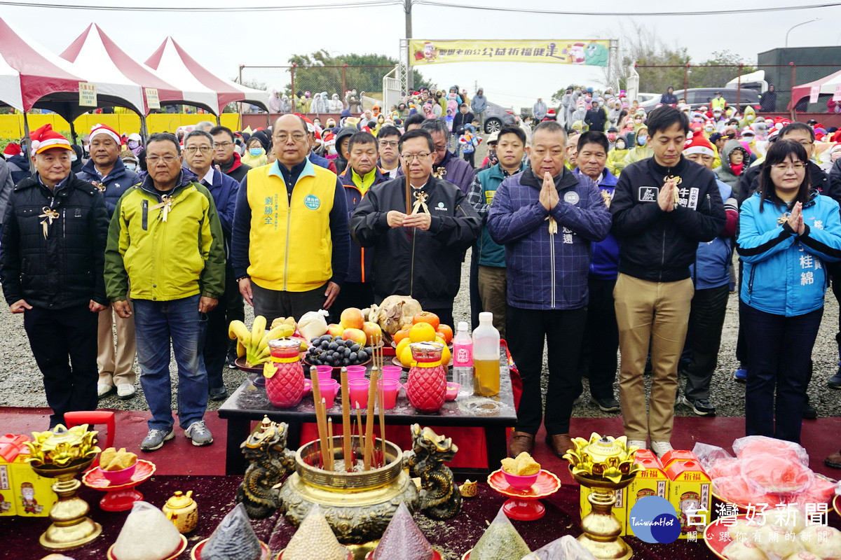 行政院副院長鄭文燦於「源福宮」興建動土典禮中焚香祈祝工程順利圓滿。