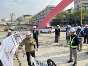 ▲副市長林欽榮前往視察已近完工的龍德新橋及鄰側的107期重劃區道路開闢工程。