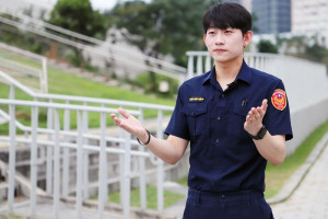 ▲高市府邀請新興分局五福二路派出所警員陳里揚拍攝交通安全宣導短片，呼籲市民朋友在飲酒後切勿駕駛。