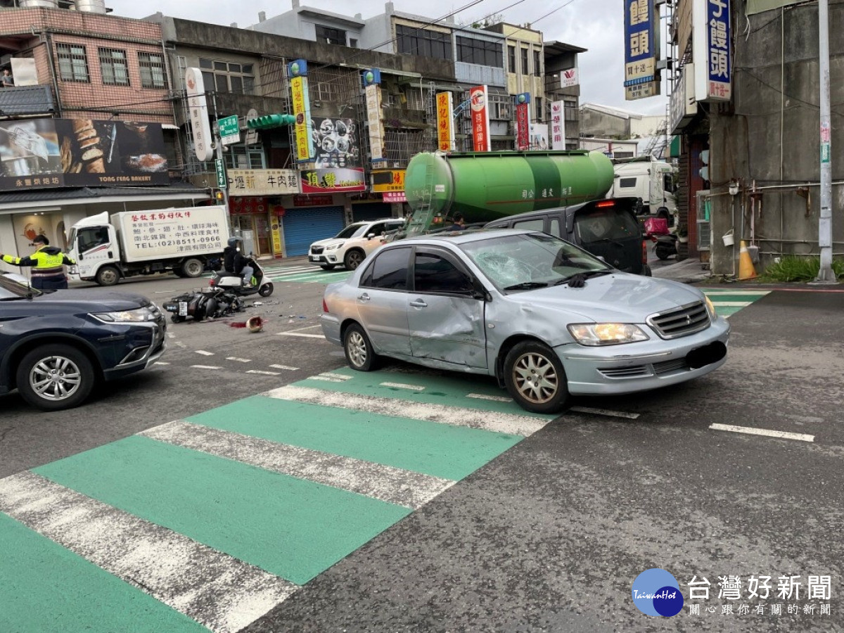 龜山區萬壽路二段與大同路口日前下午發生一件普重機車與自小客車交岔撞之嚴重車禍。<br />

