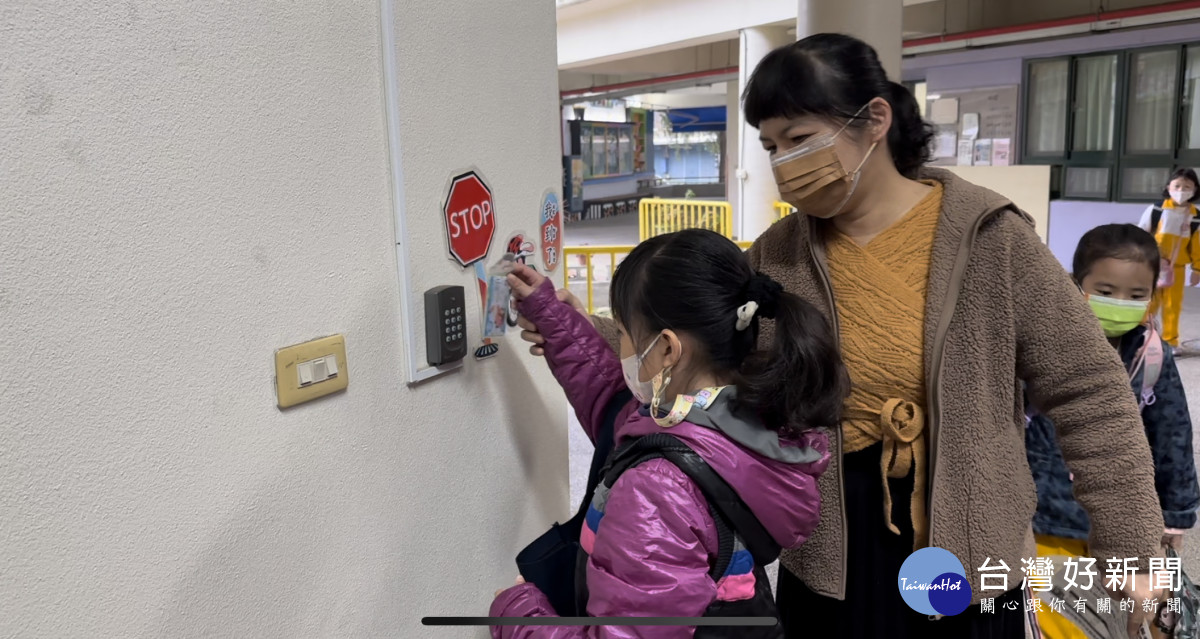 智慧化校園，學生進校園使用「數位學生證。圖／記者鄧富珍攝