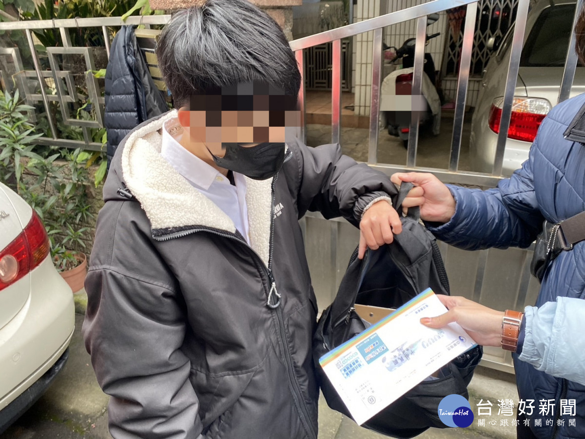 警方將詐欺車手26歲林女當場逮捕，移送法辦。<br />
