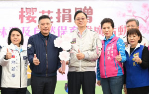 悅新建設黃文進總經理捐贈200棵櫻花樹。