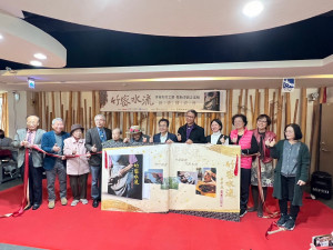 來賓祝賀李榮烈老師新書發表。（縣府提供）