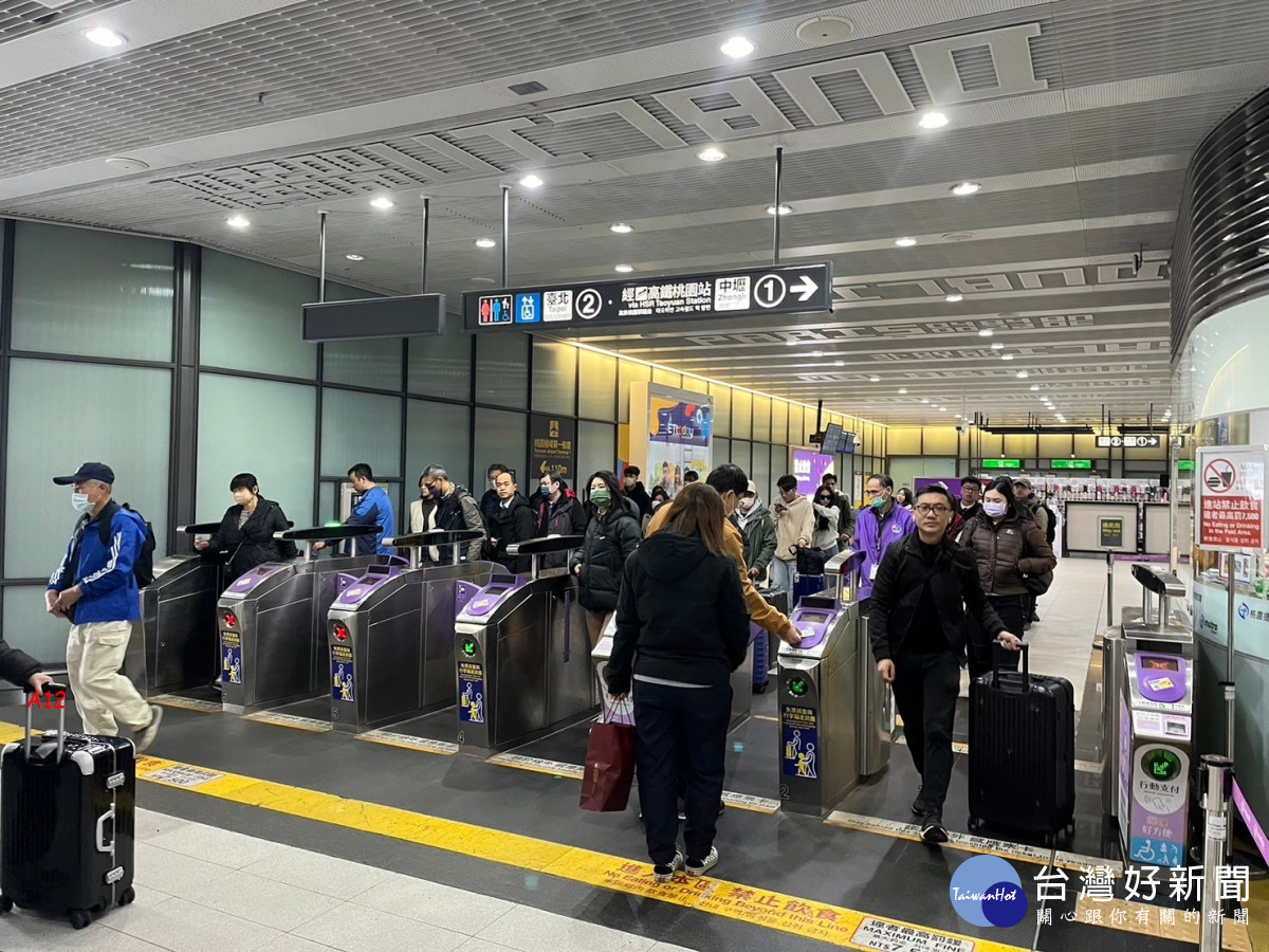 機場捷運線A1-A21車站閘門全開通，A12機場第一航廈站閘門開通使用便利。