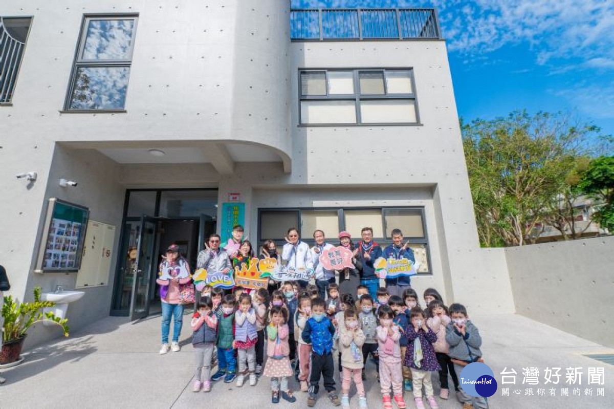 市長與孩子們在幼兒園門口開心合影。<br /><br />
