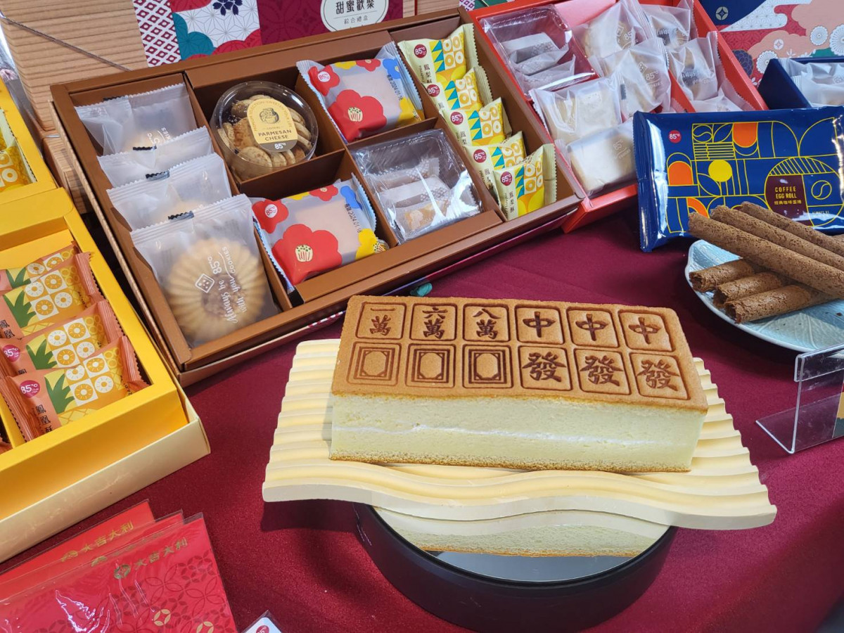 GOLDEN一路發長條蛋糕，走春送禮，象徵開春好兆頭。