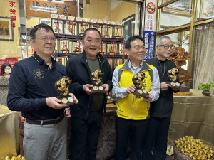 莊秋安主委（左二）與鎮長陳東睦（右二）等展示龍年套幣。（記者扶小萍攝）