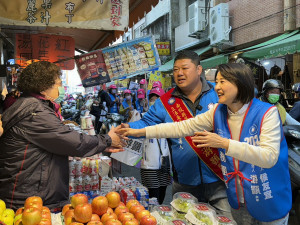 王鴻薇陪游顥掃街請支持。（游顥競總提供）