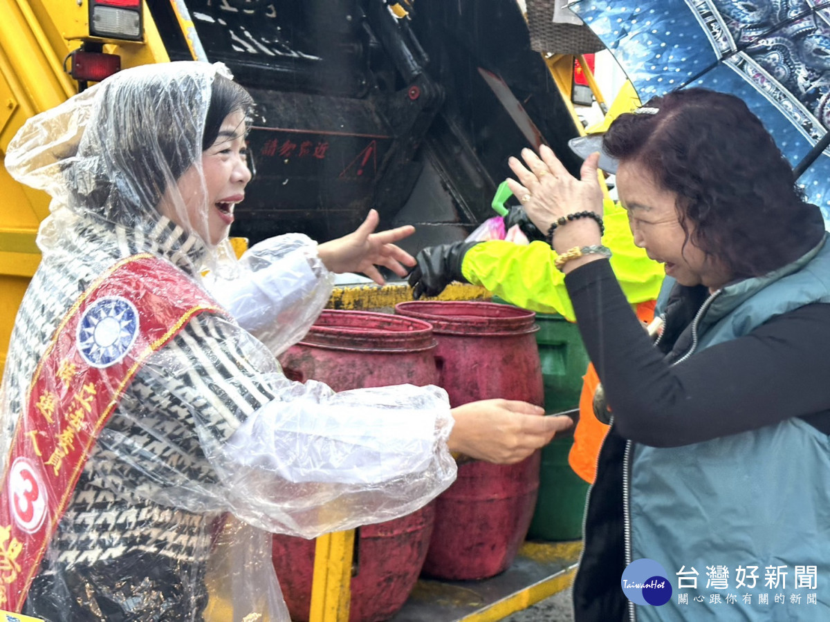 立委楊瓊瓔冒雨跟著垃圾車沿街拜票。