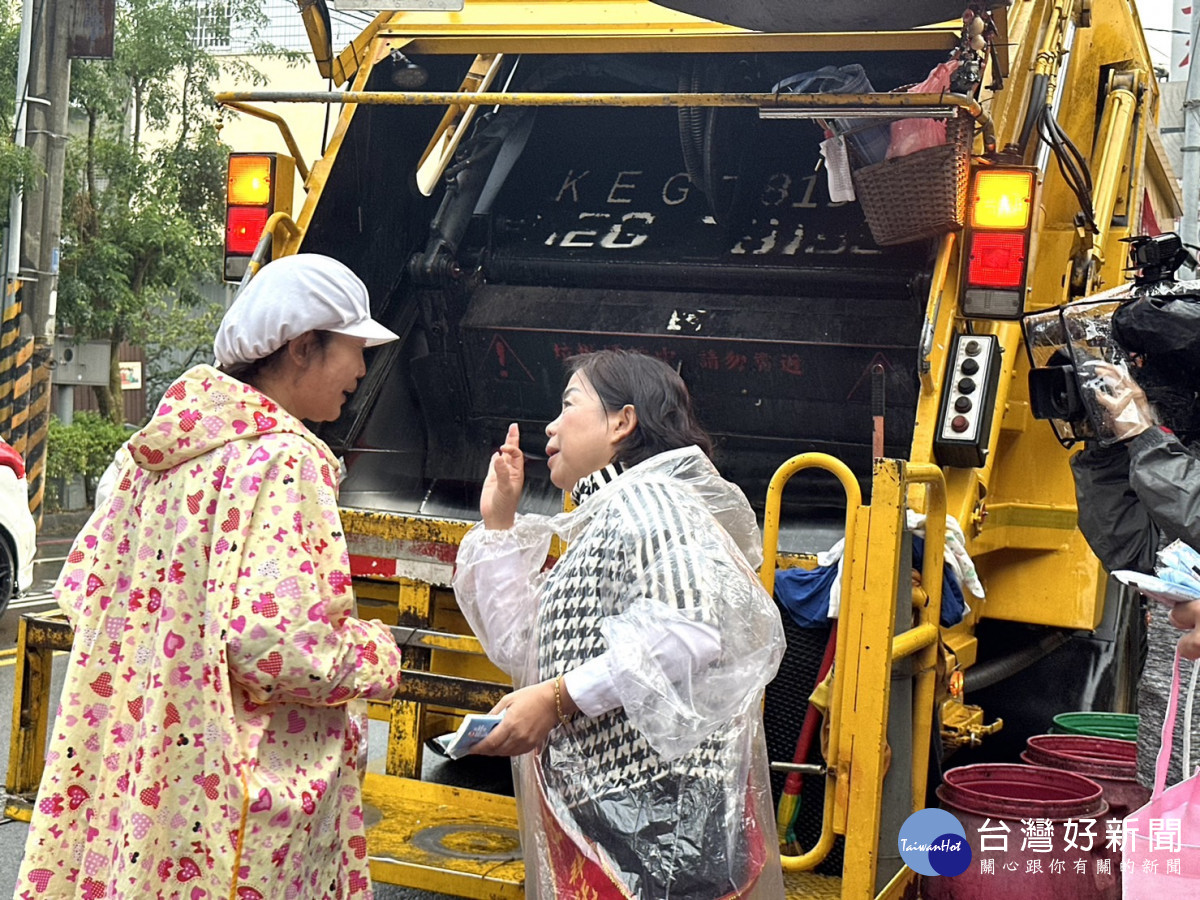 立委楊瓊瓔跟著垃圾車掃街拜票，並配3號OK手勢向鄉親懇託。