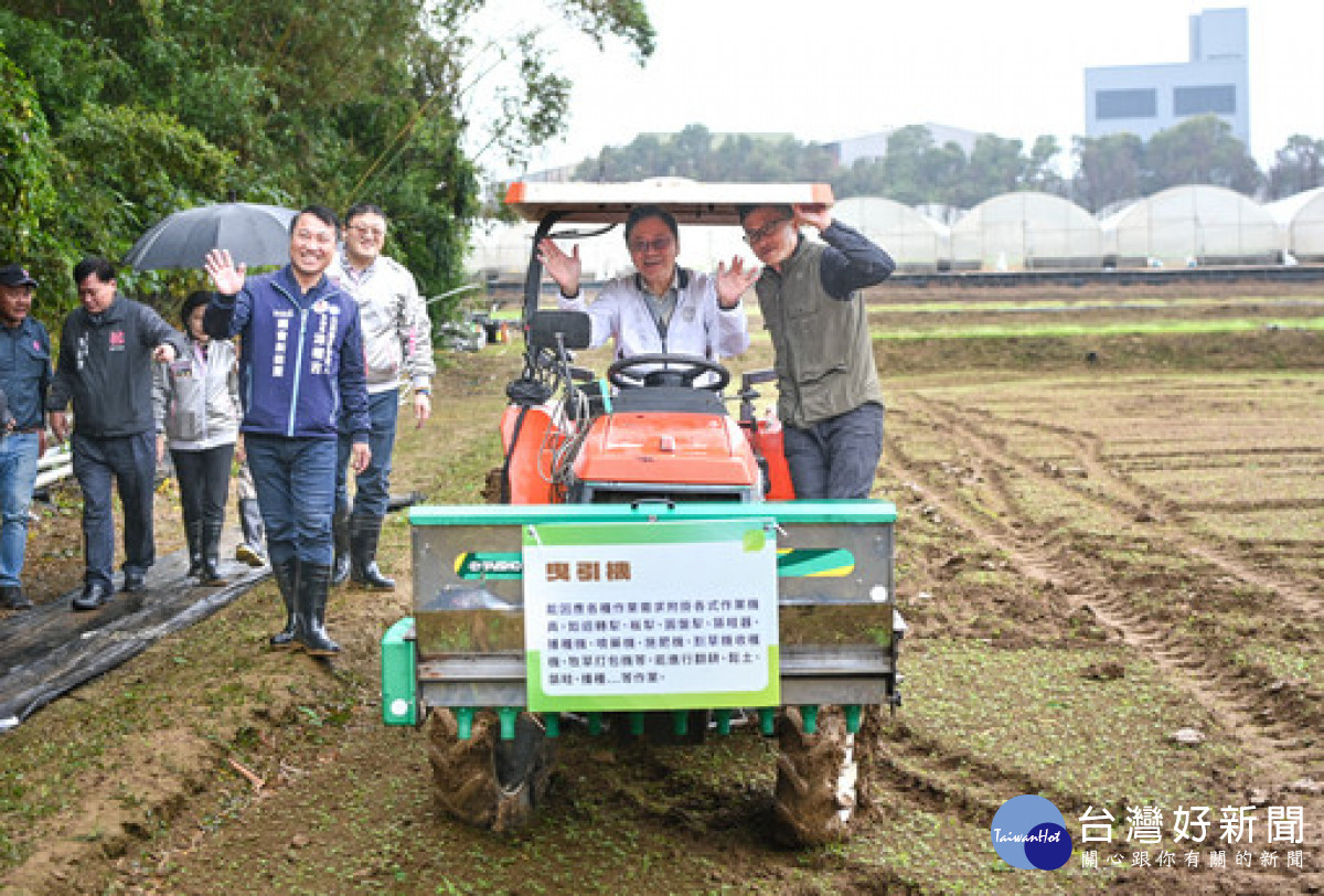 張市長試乘導入即時動態定位技術（RTK）的自動導航曳引機。