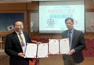▲瑞祥高中莊訓當校長(右)與日本大阪東高校寺本圭一校長(左)簽約締結為姊妹校。
