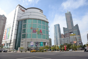▲高市大遠百百貨公司連續第11年蟬聯地王，公告土地現值維持每平方公尺58萬元。