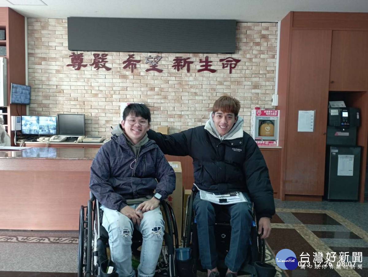 胡言旗(左)、林凱程(右)透過桃竹苗分署多元就業開發方案順利蛻變為訓練師與咖啡師。<br />
