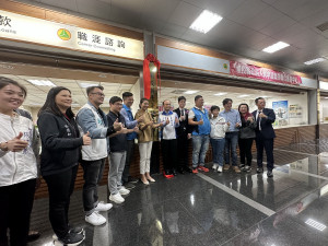 南投縣府青年發展所熱鬧揭牌。（記者扶小萍攝）