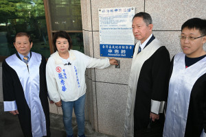 國民黨立委候選人張秀華由律師團及多名黨籍議員陪同，前往地檢署按鈴提告／陳致愷攝影