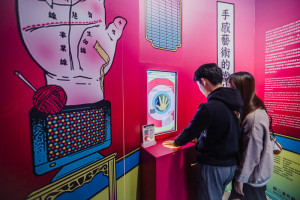 ▲走進駁二當代館「看手相」，測出屬於自己的藝術人生，再深入展場感受手感藝術傳遞的人情溫度。