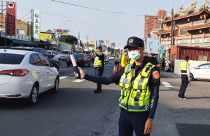 為疏緩元旦連假車潮，北港警加強交管及宣導／林詩涵翻攝