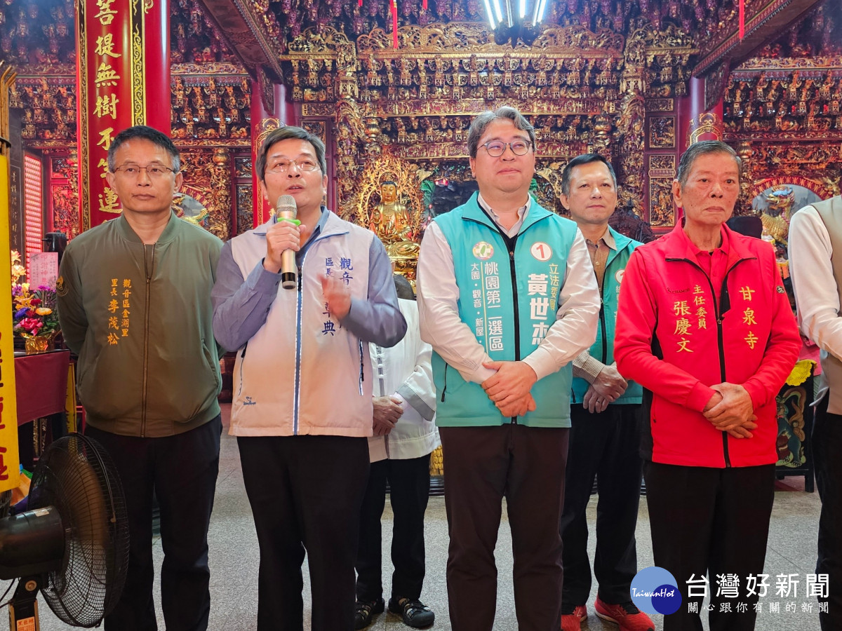 桃園市觀音區公所區長劉草典為新燈啟用儀式致詞。
