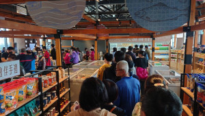 ▲鼓山魚市場１元限時購排隊人潮。