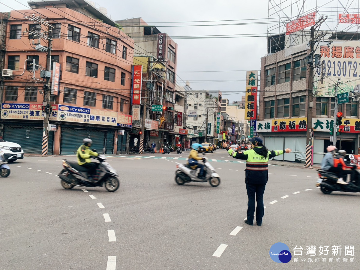 桃園警方派遣員警及義交於重要路口執行交通疏導管制。