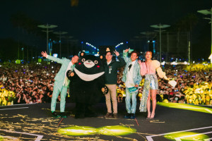 ▲陳其邁跨年夜頭戴黃色小鴨頭飾驚喜登場，率市府團隊、高人氣吉祥物高雄熊，偕同民意代表，與現場觀眾一同跨年倒數，祝福大家新年快樂、心想事成、美夢成真。