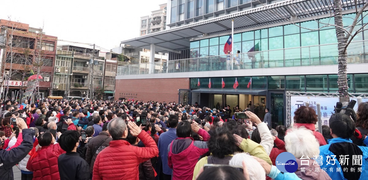 楊梅區113年元旦升旗典禮於新行政大樓前廣場熱鬧舉行。