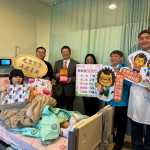 縣長楊文科，衛生局長殷東成以及社會處長陳欣怡到醫院恭喜元旦寶寶。