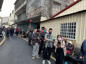 紫南宮排隊領取錢母的人潮完全看不到隊伍最後方。（記者扶小萍攝）