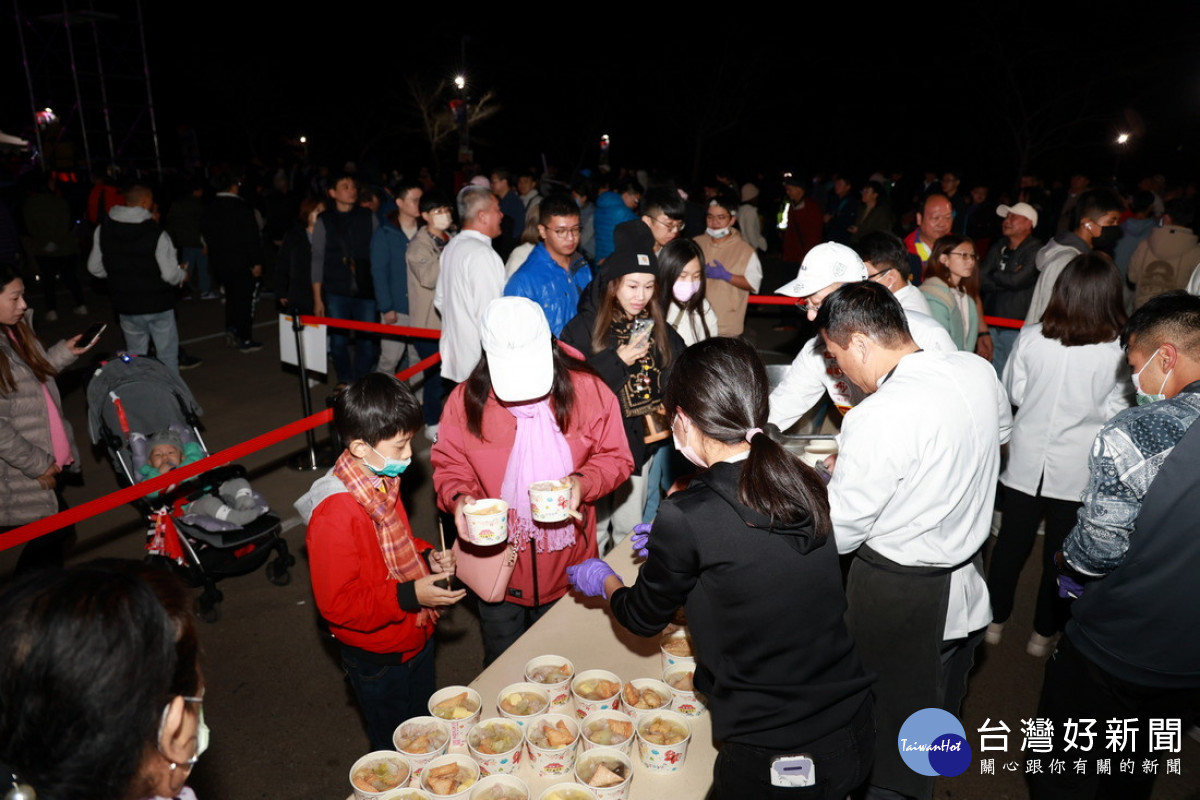 大火鍋烹飪的美食和民眾圍爐共享，讓跨年民眾品嚐最在地的美味。（圖/南投縣政府提供）