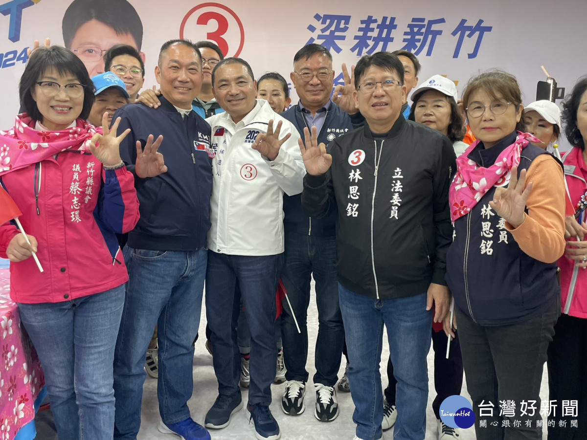 侯友宜抵達林思銘競選總部，受到志工及支持者熱情歡迎。