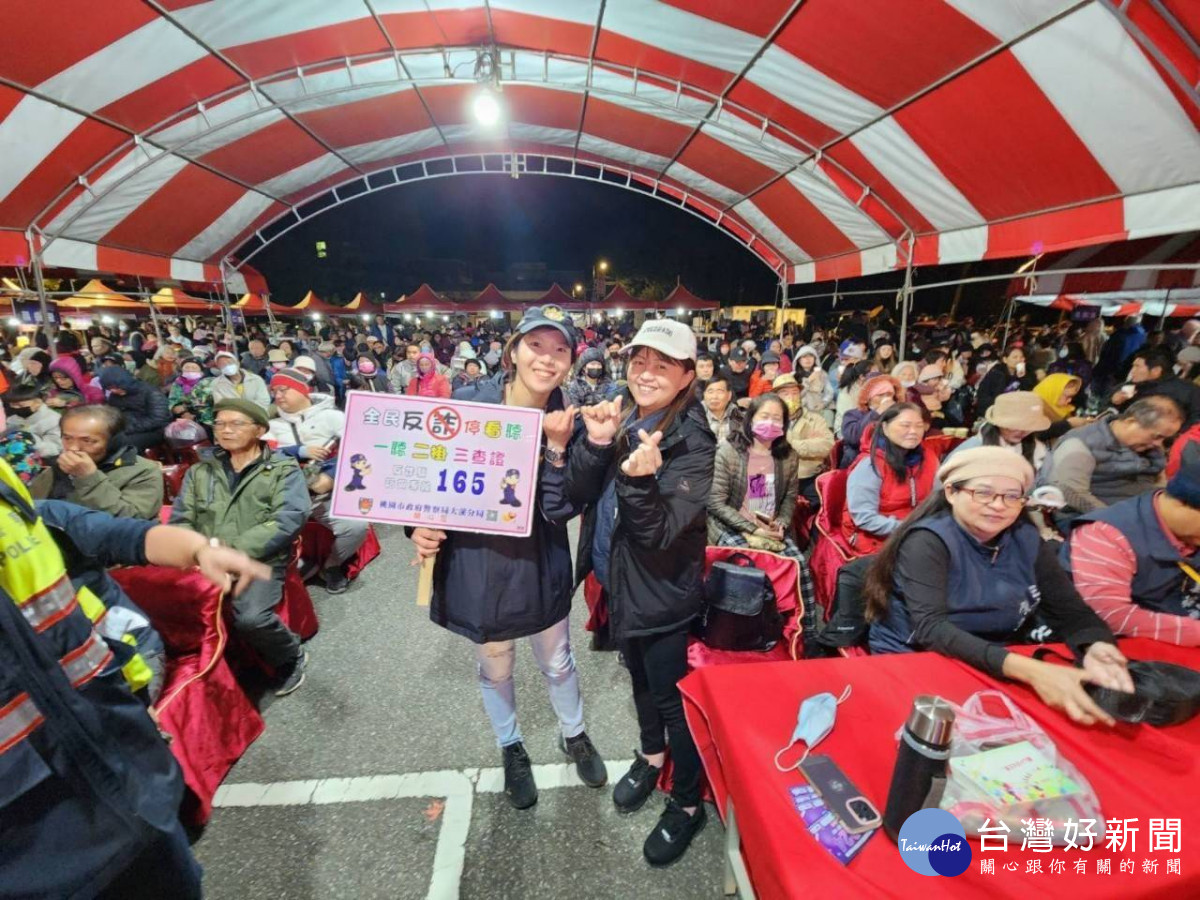 溪警深入原鄉預防犯罪不打烊，復興跨年晚會宣導識詐交通婦幼安全。