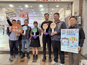 李局長率廢管科長吳啟文等人到店家宣導。（記者扶小萍攝）