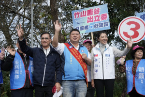 許淑華與前縣長林明溱陪同游顥於鹿谷向鄉親請託支持。（國民黨縣黨部提供）