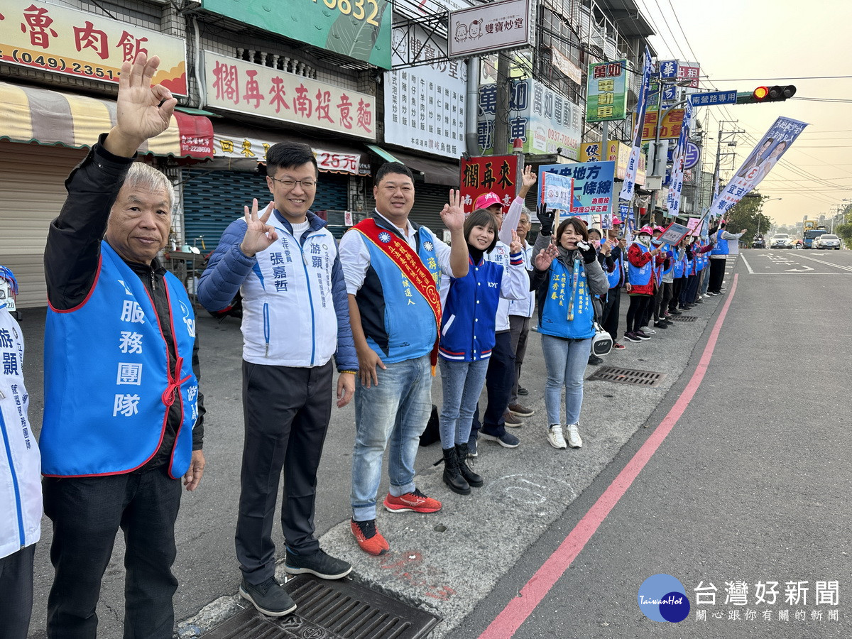 游顥由張嘉哲市長等一同在南投中興路祖祠路口向鄉親請懇。（記者扶小萍）