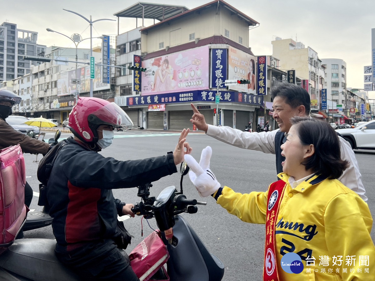 楊瓊瓔站路口拜票，台中市議員吳呈賢也陪同向選民懇託。