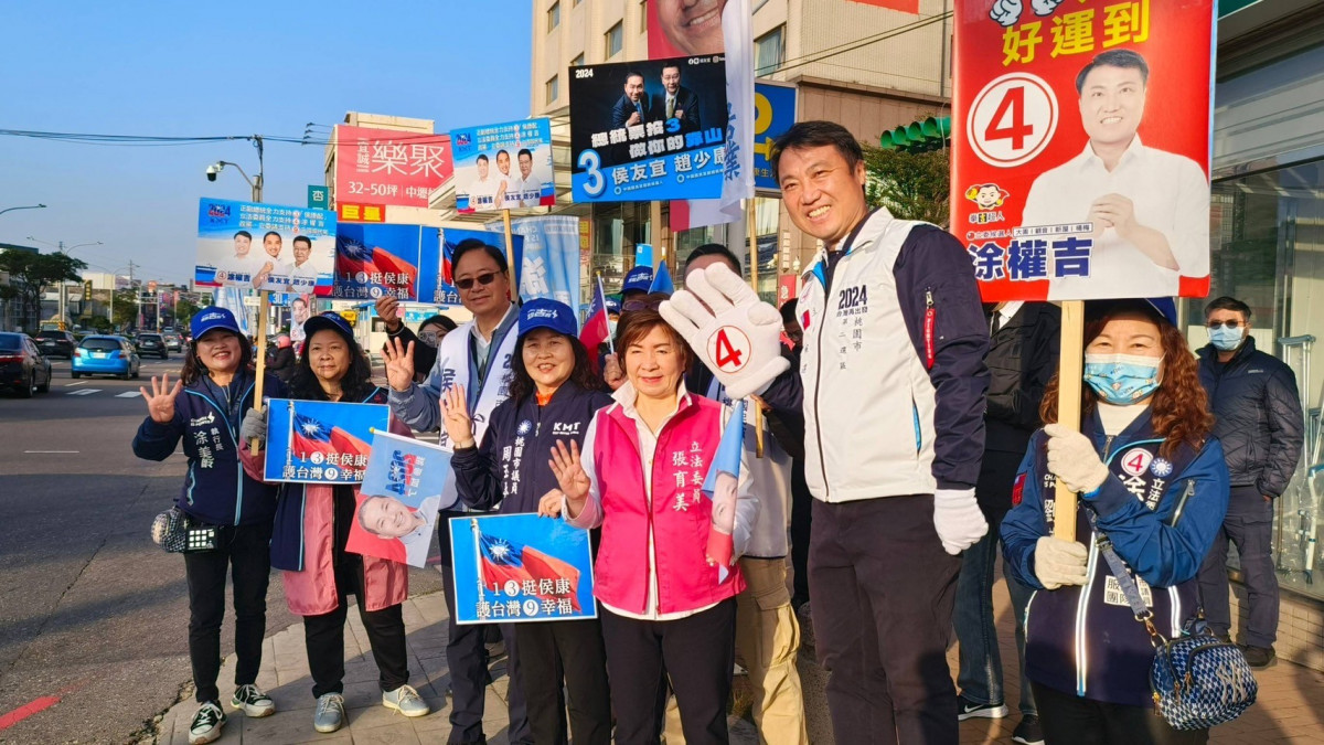 桃園市市長張善政陪同第二選區立委候選人市議員涂權吉於路口拜票。<br />
