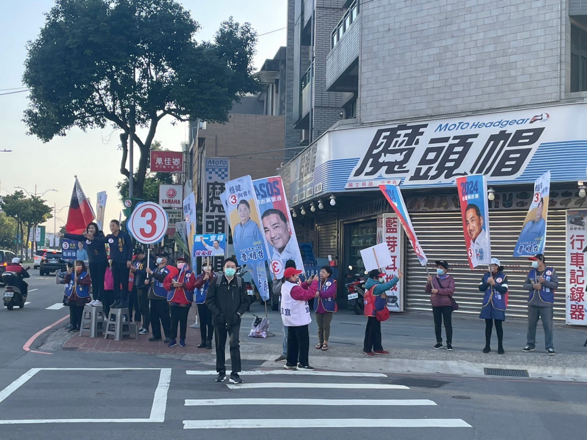 第三選區立委候選人魯明哲與支持者於選區路口，向選民懇託爭取支持。<br />
