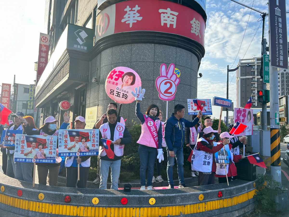 第五選區立委候選人呂玉玲與支持者於選區路口，向選民懇託爭取支持。