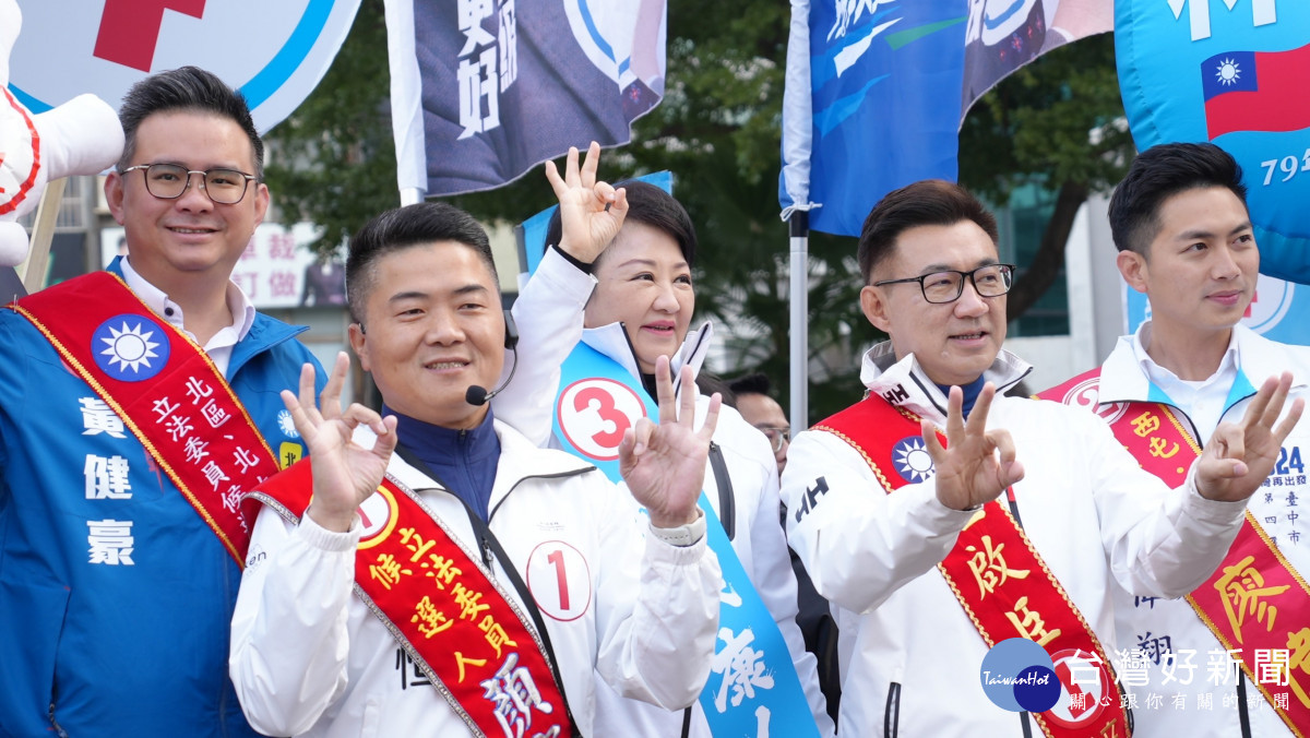 國民黨2日發起全台街口同步拜票，中市立委候選人在台灣大道與忠明南路口拜票。