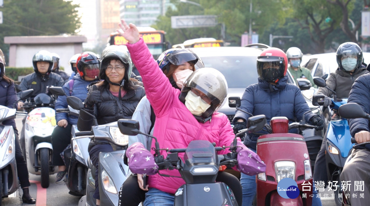 國民黨台中市立委候選人站路口拜票，路過的騎士熱情招呼大喊加油。