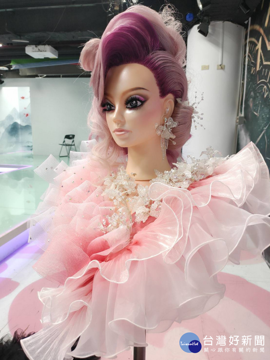 郭錫恩作品以「紫藤花」的創意，榮獲國際創意新娘髮型冠軍。圖／記者鄧富珍攝