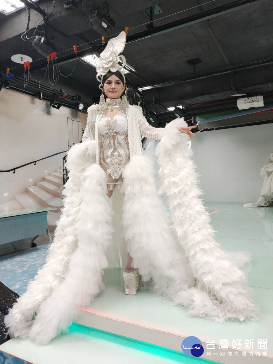 曾泰獅作品「不一樣的天空」獲得國際時尚新娘動態組冠軍。圖／記者鄧富珍攝