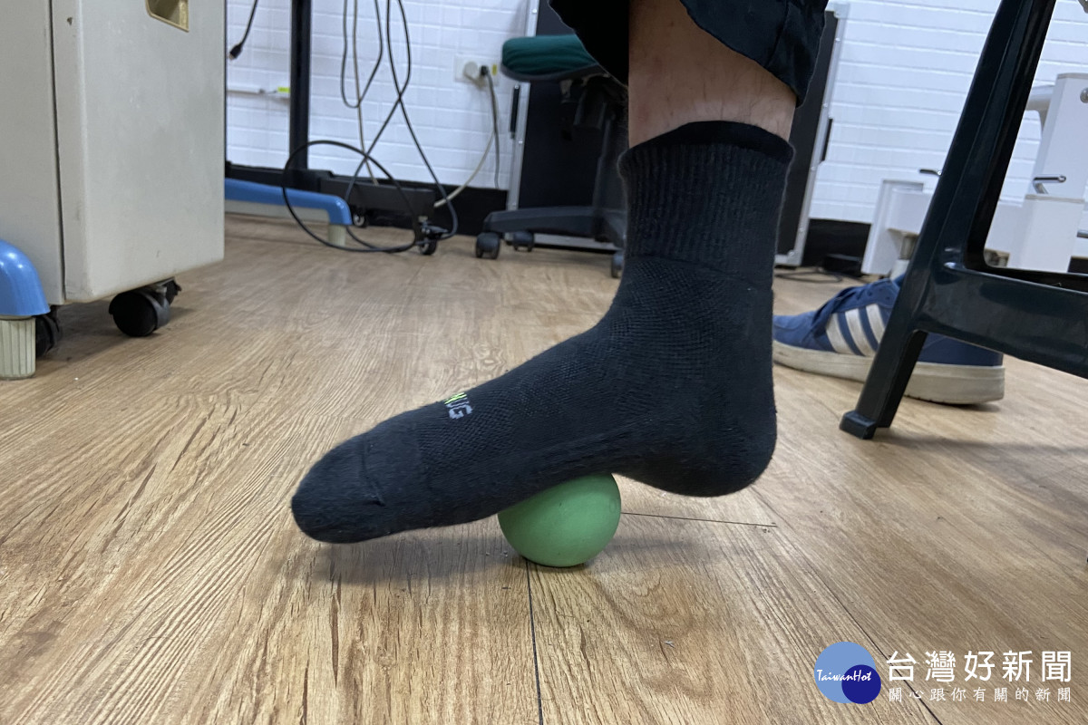 足底筋膜炎患者可以拿按摩球或網球在腳底做按摩舒緩。