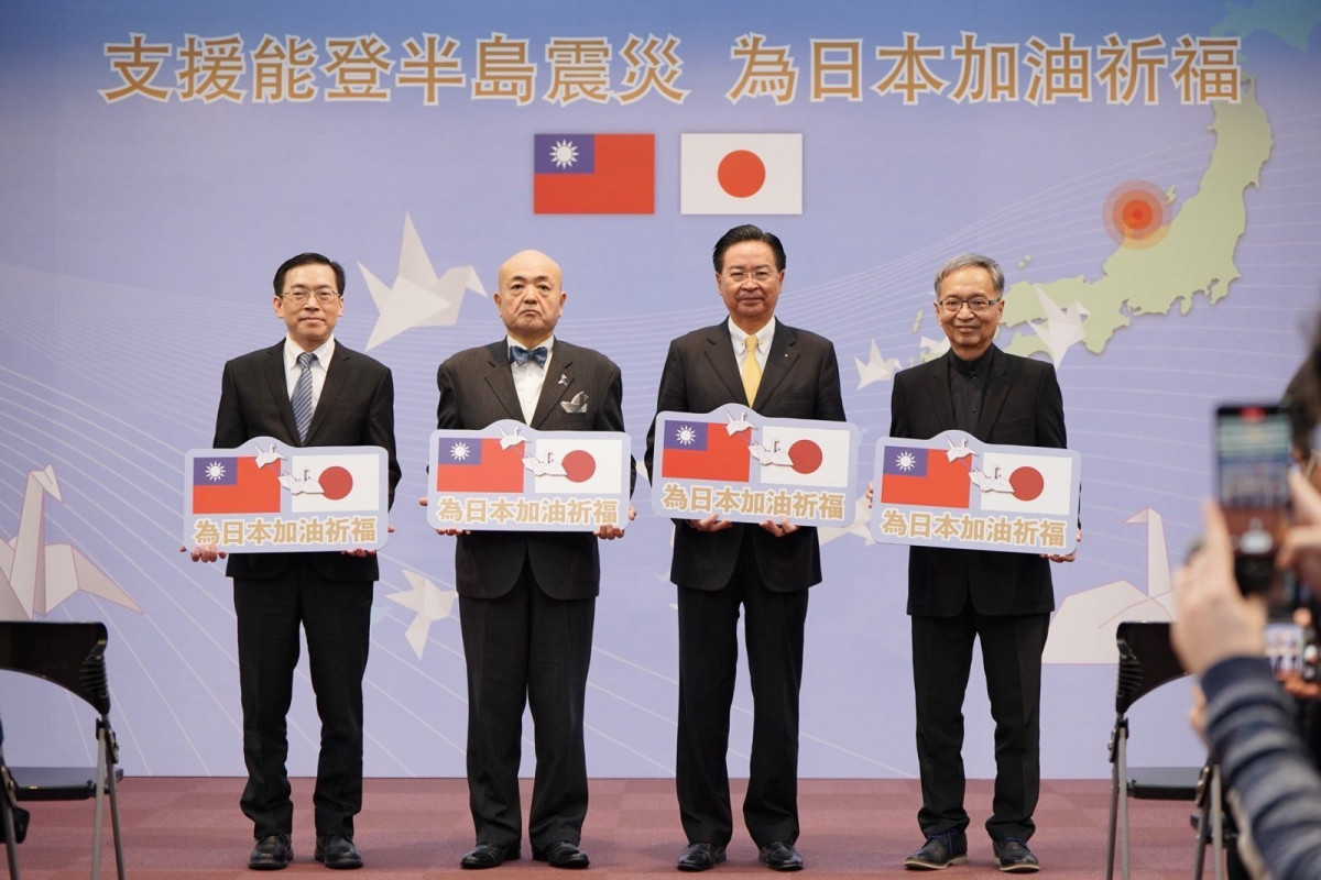 外交部長吳釗燮(右2)、衛福部長薛瑞元(右1)、日本台灣交流協會台北事務所代表片山和之(左2)及台灣日本關係協會秘書長范振國(左1)合影。(圖/外交部)